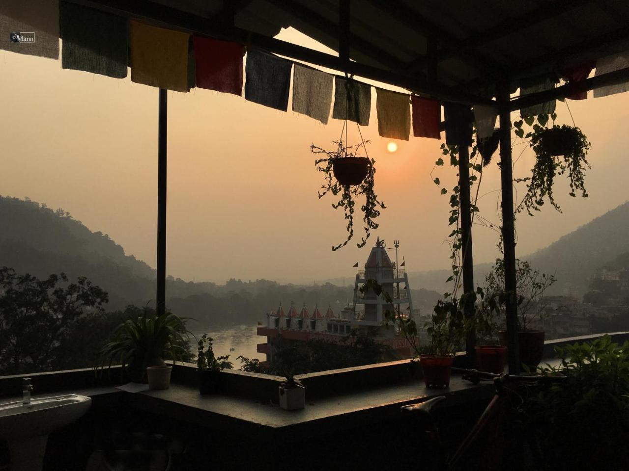 Bunkstay Coworking Hostel & Glamping Rishīkesh Buitenkant foto