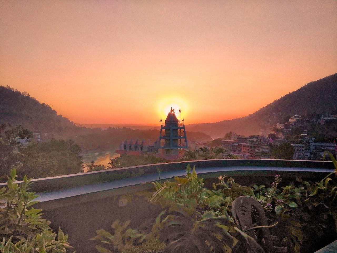 Bunkstay Coworking Hostel & Glamping Rishīkesh Buitenkant foto